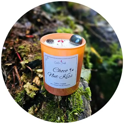 Kristallkerze Choco Nut Kiss mit Haselnussduft und einem kraftvollem Hämatit, Granatchips und Hyggegefühl.