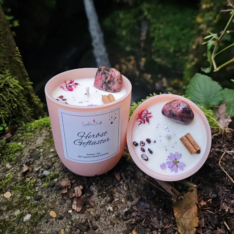 Herbstgeflüster - Kristallkerze aus Sojawachs mit Zimt- und Rhabarberduft, Rhodonit und Granat für eine wohlige Atmosphäre und Gute Laune