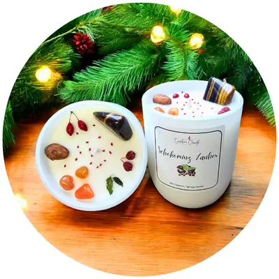 Kristallkerze Schokominz Zauber von Emotion Candle - natürlich handgemacht, mit Heilsteinen und selbst getrockneten Blüten und Früchten.