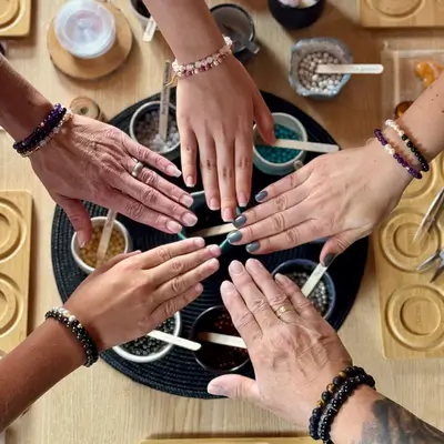 KreativZauber by Emotion Candle - Kreative Workshops für Herz, Hand & Seele 7 Vier Hände präsentieren selbst gestaltete Heilsteinarmbänder aus dem KreativZauber Workshop in Waldshut-Tiengen