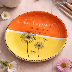 Keramik Bemalen 2 Handbemalter Keramikteller mit Schriftzug „Be Happy“ und Pusteblume – Keramik bemalen Workshop bei KreativZauber