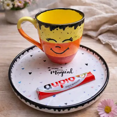 Keramik Bemalen 3 Bemalter Keramikteller und Becher mit Smiley – Keramik bemalen Workshop bei KreativZauber