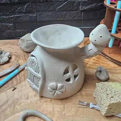 KreativZauber by Emotion Candle - Kreative Workshops für Herz, Hand & Seele 5 Fertig modellierte Duftlampe aus dem Modellieren mit Ton Workshop bei KreativZauber by Emotion Candle in Waldshut-Tiengen.