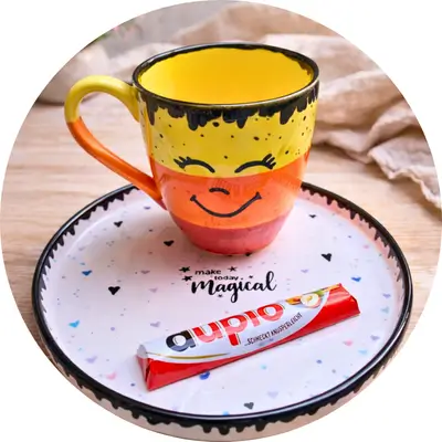 Fertig bemalter Keramikteller mit passender Tasse und Smiley-Motiv – liebevoll gestaltet im KreativZauber Keramik-Workshop.