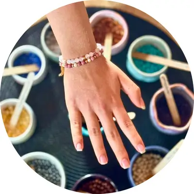 Selbstgemachte Edelsteinarmbänder am Handgelenk nach dem Heilsteinarmband Workshop in Waldshut-Tiengen