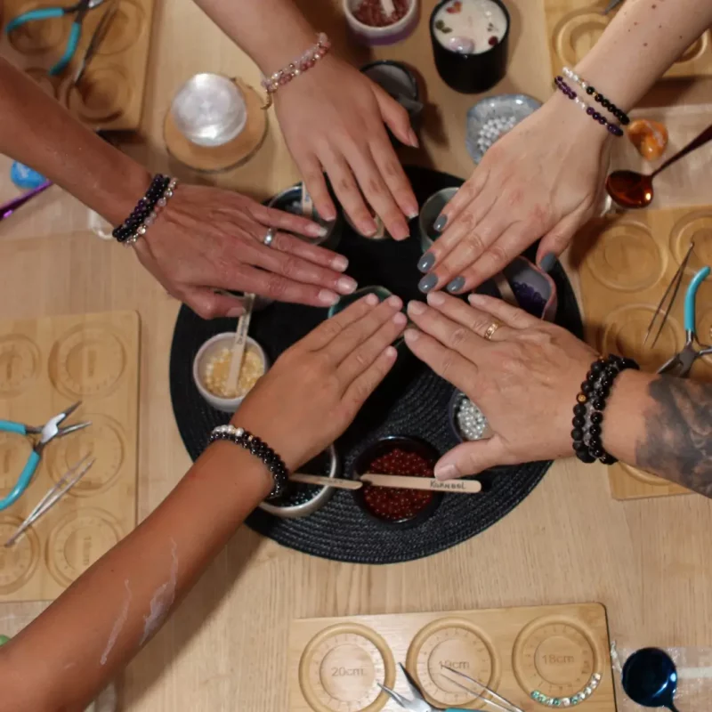 Teilnehmer zeigen ihre selbst gestalteten Heilsteinarmbänder beim KreativZauber Heilsteinarmband Workshop in Waldshut-Tiengen