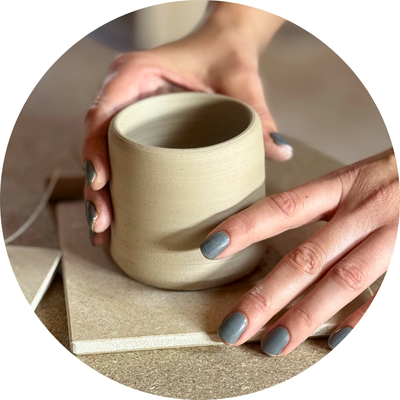 Frisch gedrehter Becher aus Ton bereit zum Trocknen im Töpfern Workshop in Waldshut-Tiengen bei KreativZauber by Emotion Candle