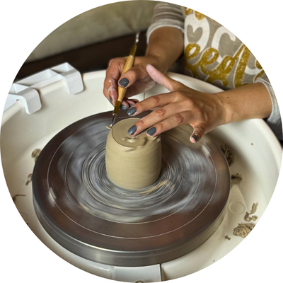 Becher wird auf der Drehscheibe abgedreht im Töpfern an der Drehscheibe Workshop in Waldshut-Tiengen bei KreativZauber