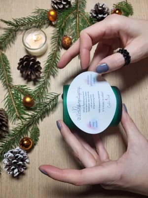 Emotion candle Gründerin Manja beim etikettieren einer Kristall kerze.