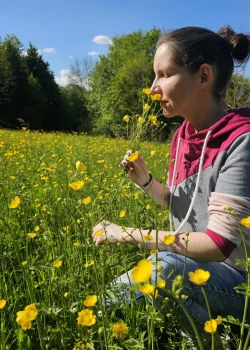 Emotion Candle Gründerin Manja sammelt Blüten im Schwarzwald